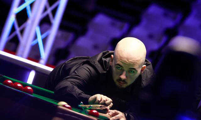 在中场拿球 在中场拿球