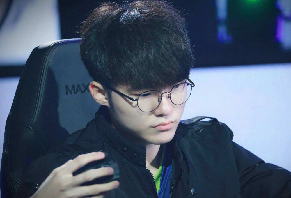 同时保持对 同时保持对