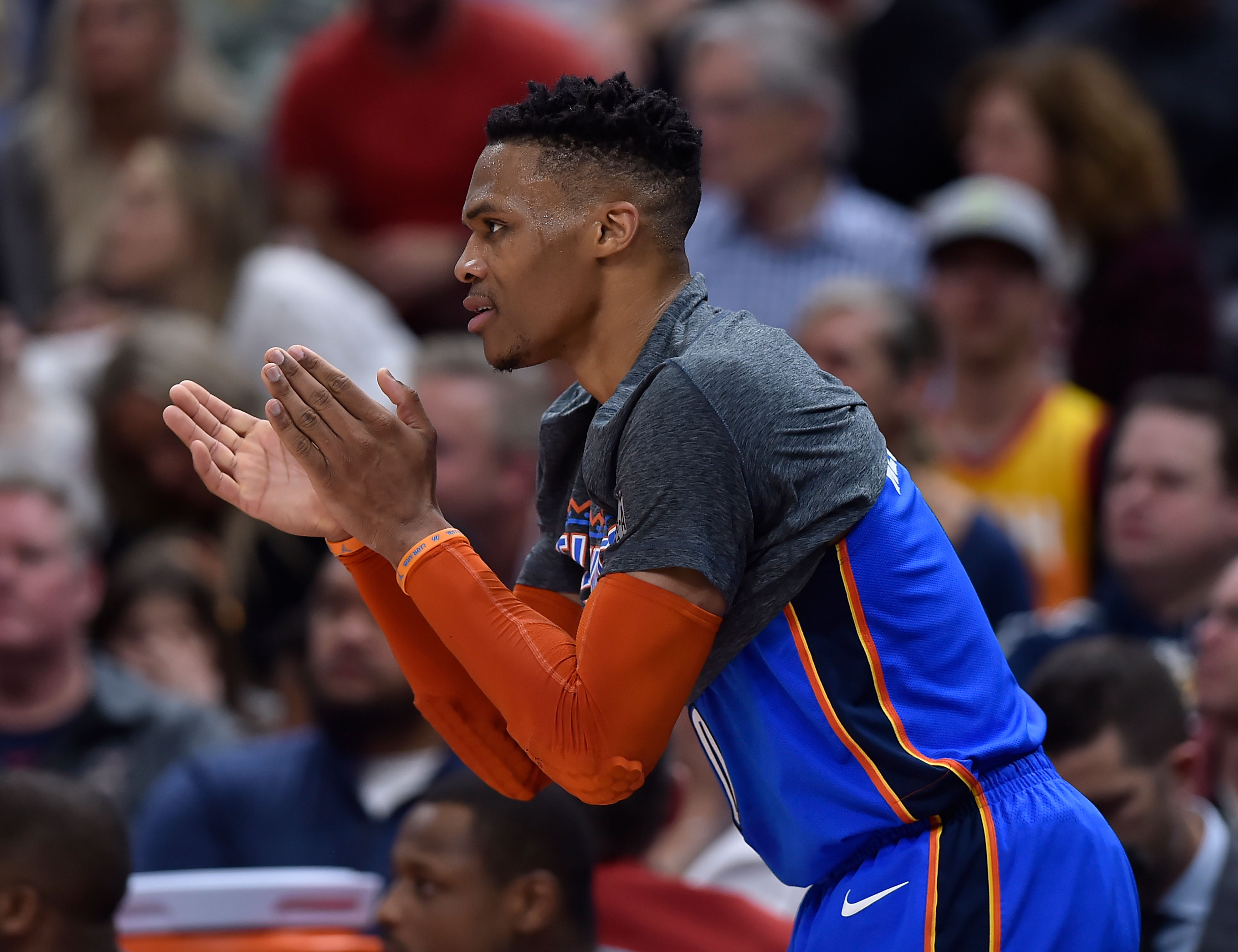 球依然是主 球依然是主